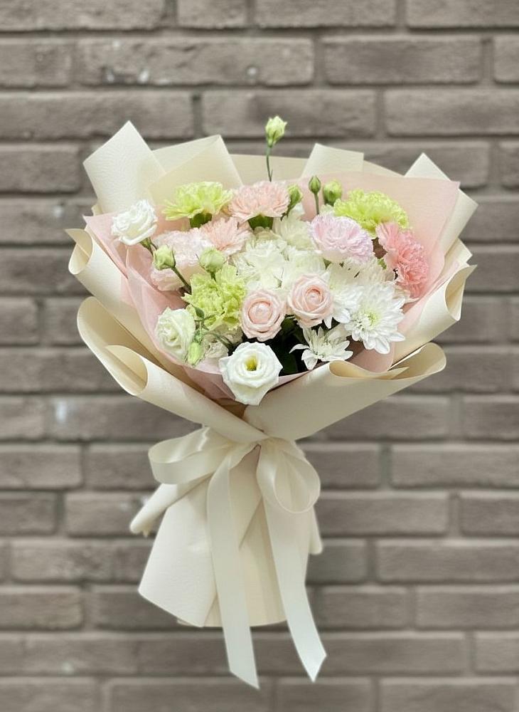 Букет цветов из: Гвоздики, Розы, Лизиантусы и Хризантемы в Реммаш