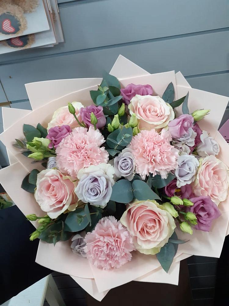 Букет цветов из: Розы, Гвоздики и Лизиантусы в Реммаш